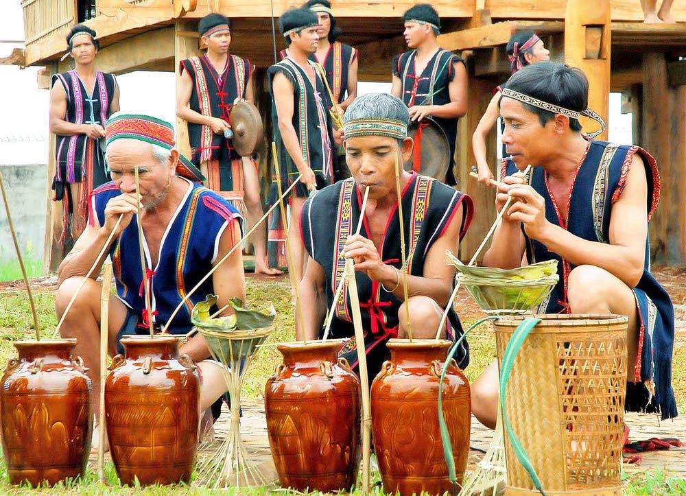 Du khách cũng có thể thưởng thức rượu cần và mua về làm quà